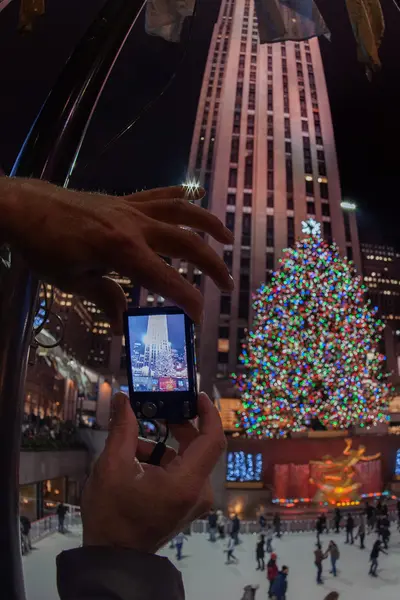 New York, Verenigde Staten - 9 December 2011 - mensen skateboarden op rockfeller center xmas vieren — Stockfoto