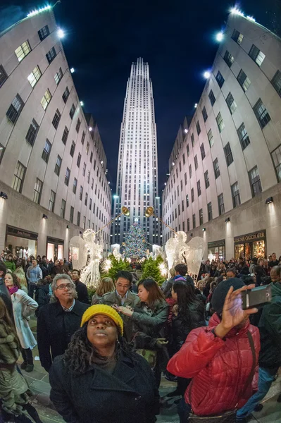 НЬЮ-ЙОРК, США - 9 ДЕКАБРЯ 2011 - Люди в Рокфеллерском центре празднуют Рождество — стоковое фото