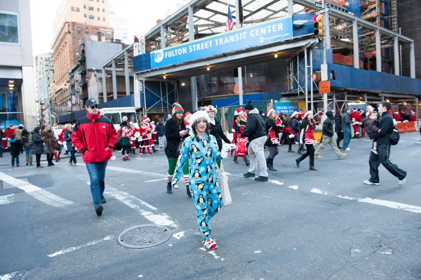 НЬЮ-ЙОРК, США - 10 ДЕКАБРЯ 2011 года - Люди стали Санта-Клаусом, празднующим Рождество — стоковое фото