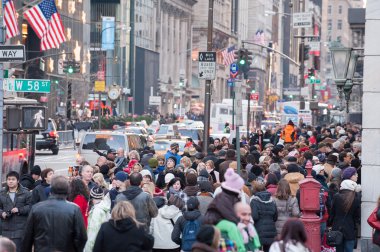 New York, ABD - 11 Aralık 2011 - şehir xmas için halkı kalabalık sokaklar