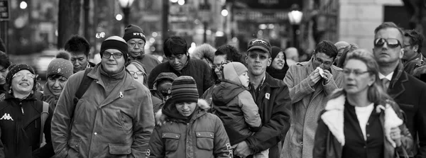 New York, Usa - 11. prosince 2011 - městské ulice jsou přeplněné lidí na Vánoce — Stock fotografie