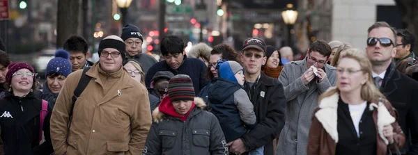 New York, Usa - 11. prosince 2011 - městské ulice jsou přeplněné lidí na Vánoce — Stock fotografie