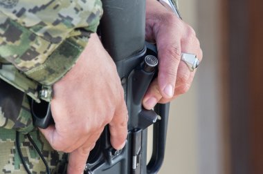 makineli tüfek holding asker eller