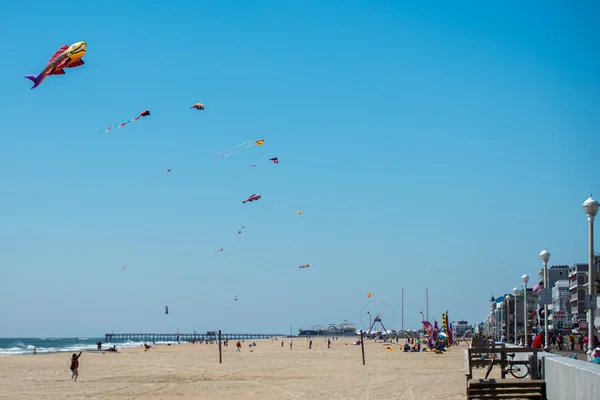 OCEAN CITY, USA - APRIL 24, 2014 - People walking the boardwalk in Maryland  famous ocean city — Stock Photo, Image