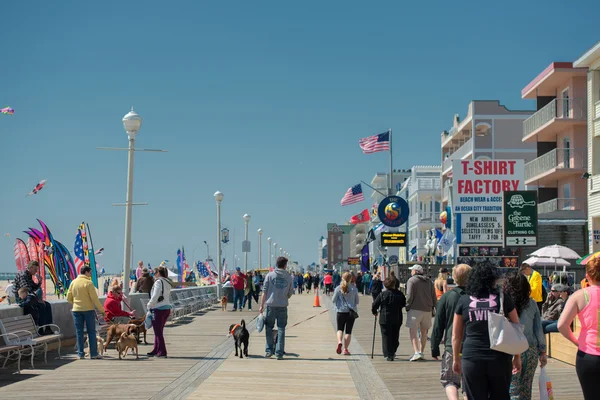 OCEAN CITY, USA - APRIL 24, 2014 - People walking the boardwalk in Maryland  famous ocean city — Stock Photo, Image