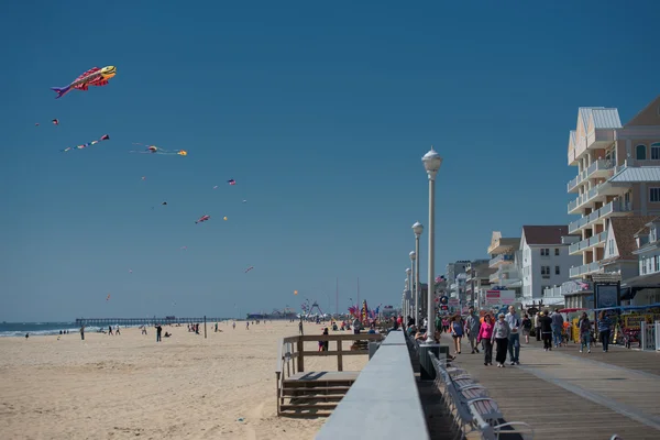OCEAN CITY, USA - APRIL 24, 2014 - People walking the boardwalk in Maryland  famous ocean city — Stock Photo, Image