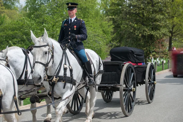 WASHINGTON D.C., EE.UU. - 2 de mayo de 2014 - funeral de la Marina del Ejército de los Estados Unidos en el cementerio de Arlington — Foto de Stock