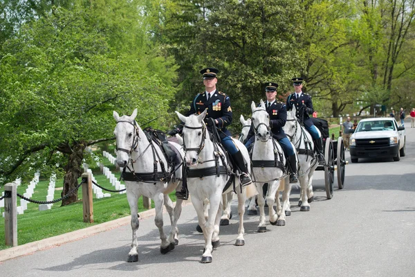 Washington d.c., usa - 2. Mai 2014 - us army marine begräbnis auf dem friedhof von arlington — Stockfoto