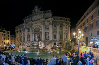 Kalabalık turist, Rome, İtalya - 24 Kasım 2012 - Roma Çeşmesi di trevi gece görünümü