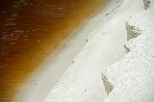 Witte zand ijzer gele rivier in Australië — Stockfoto