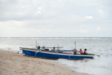 Bunaken, Endonezya - Nisan, 5 2014 - balıkçı köyüne dönen balıkçı teknesi