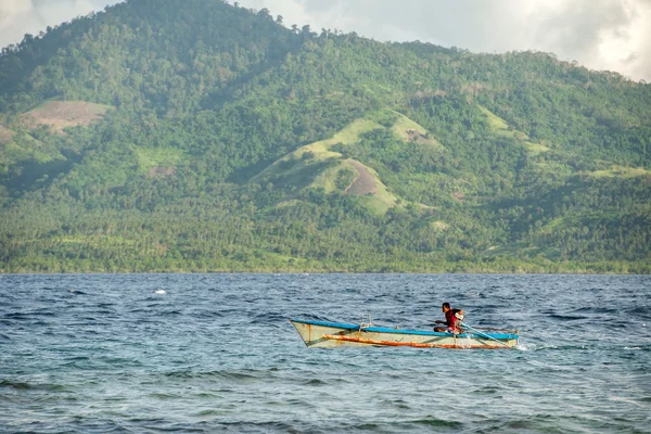 Bunaken, Indonesië - April, 5 2014 - vissersboot terug te keren naar vissersdorp — Stockfoto