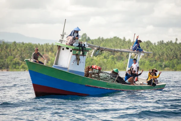 Bunaken, indonesien - 5. April 2014 - Fischerboot kehrt in Fischerdorf zurück — Stockfoto