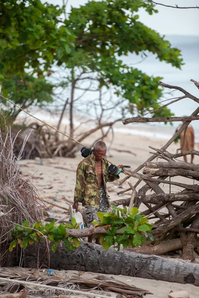 BUNAKEN, INDONESIA - APRIL, 5 2014 - fisherman returning to hut village — Stock Photo, Image