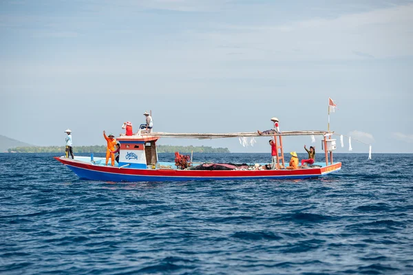 BUNAKEN, INDONESIA - APRIL, 5 2014 - fishing boat returning to fisherman village — Stock Photo, Image