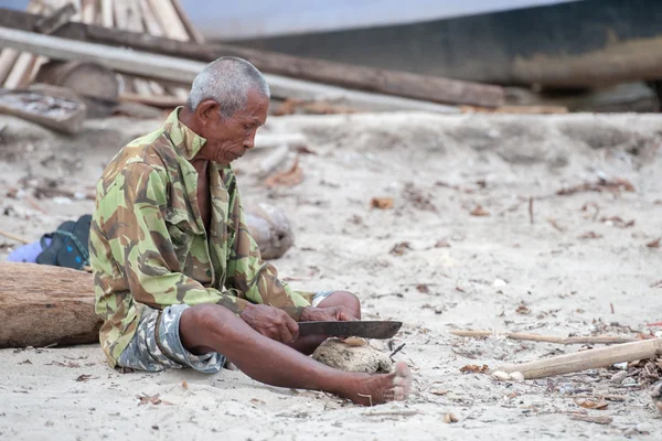 Bunaken, Indonesien - April 5 2014 - fiskare återvänder till hut village — Stockfoto