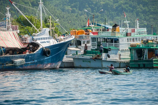 BUNAKEN, INDONÉSIE - 5 AVRIL 2014 - bateau de pêche de retour au village de pêcheurs — Photo
