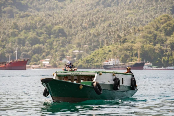 BUNAKEN, INDONÉSIE - 5 AVRIL 2014 - bateau de pêche de retour au village de pêcheurs — Photo