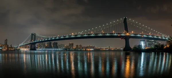 ブルックリンからニューヨークの街並みの夜景 — ストック写真