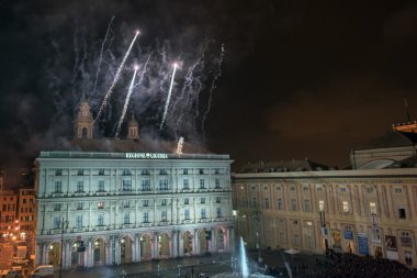 Genoa, İtalya - Aralık, 19 2015 - Happy new year ve merry xmas havai fişek 