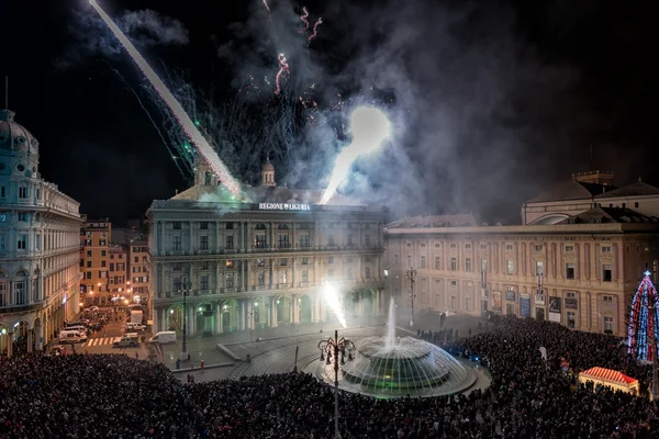 Genua, Italien - 19. Dezember 2015 - frohes neues Jahr und frohes Weihnachtsfeuerwerk — Stockfoto