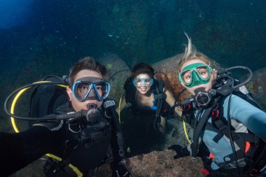 bir selfie mercan resif arka plan üzerinde yapma dalgıç