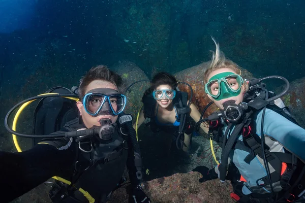 Potápěč, takže selfie na korály útesu pozadí — Stock fotografie