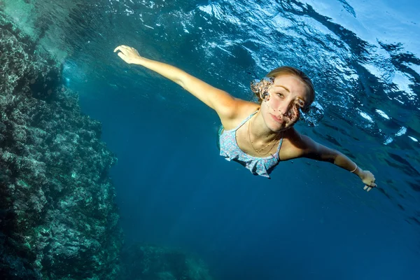 Blonde schöne Meerjungfrau Taucher unter Wasser — Stockfoto