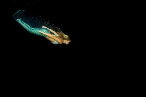 Blonde belle sirène plongeur sous l'eau — Photo