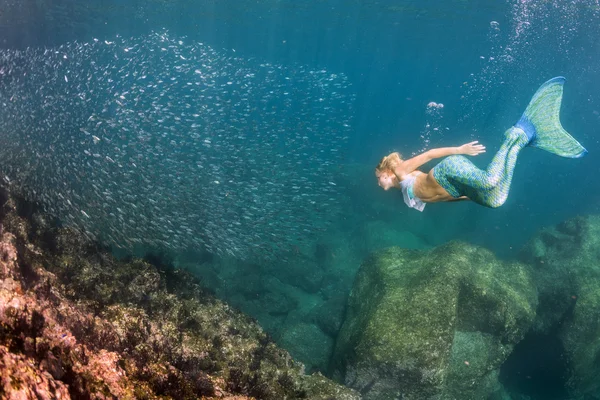 Blonde schöne Meerjungfrau Taucher unter Wasser — Stockfoto