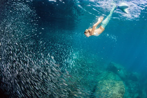 Blonde beautiful Mermaid diver underwater — Stock Photo, Image