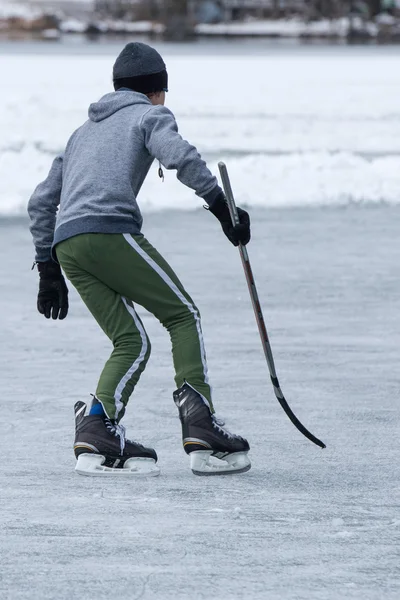 Persone che giocano a hockey sul lago ghiacciato — Foto Stock