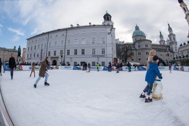 Salzburg, Avusturya - 31 Aralık 2015 - insanlar şehirde pateni