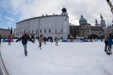 Salzburg, Avusturya - 31 Aralık 2015 - insanlar şehirde pateni