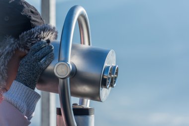 üst tepe üzerinde dürbün bakarak kız
