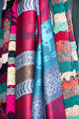 Farklı renklerde ipek kumaş detay