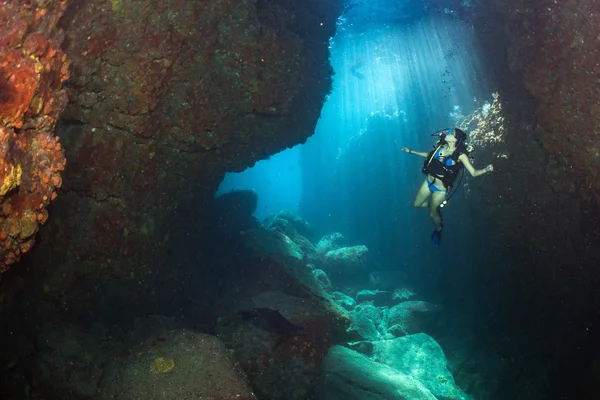 Beaytiful Latina Diver Inside a canyon — Stock Photo, Image