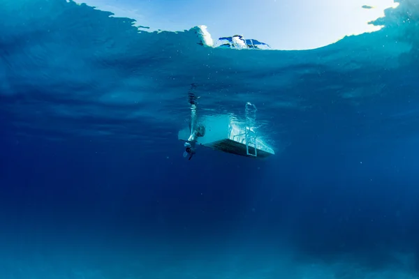 Boat ship from underwater blue ocean — Stock Photo, Image