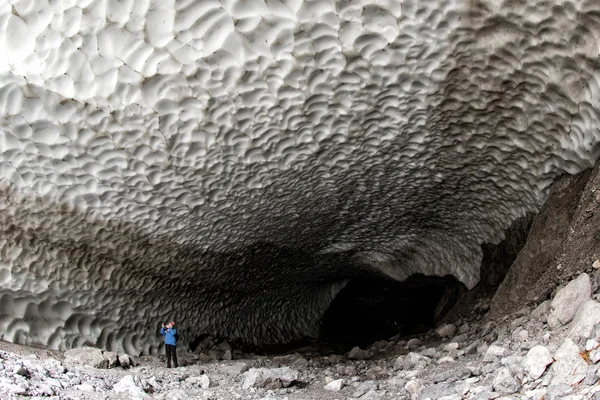 Uvnitř sněhu ledu jeskynní kaple zobrazení — Stock fotografie