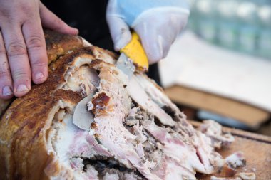 İtalyan tarzı el kesme domuz eti pişmiş