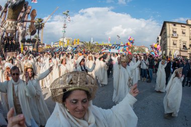 Viareggio, İtalya - 17 Şubat 2013 - Carnival göstermek geçit kasaba sokak