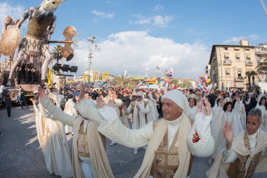 Viareggio, İtalya - 17 Şubat 2013 - Carnival göstermek geçit kasaba sokak
