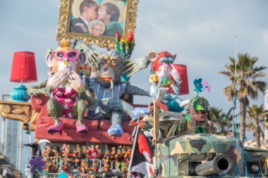 Viareggio, İtalya - 17 Şubat 2013 - Carnival göstermek geçit kasaba sokak