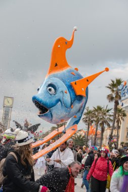 Viareggio, İtalya - 17 Şubat 2013 - Carnival göstermek geçit kasaba sokak