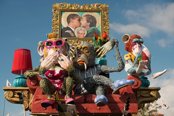 VIAREGGIO, ITALIA - 17 DE FEBRERO DE 2013 - Desfile del Carnaval en la calle de la ciudad — Foto de Stock