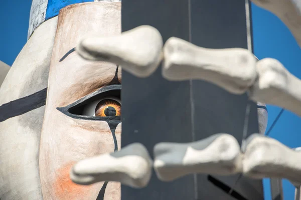 VIAREGGIO, ITALIA - 17 FEBBRAIO 2013 - Spettacolo di Carnevale sfilata sulla strada cittadina — Foto Stock