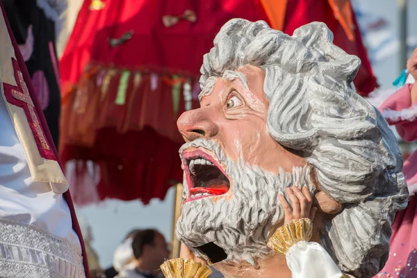 VIAREGGIO, ITALIA - 17 DE FEBRERO DE 2013 - Desfile del Carnaval en la calle de la ciudad — Foto de Stock