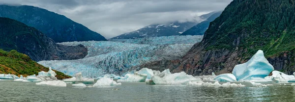 Lago perto de Mendhenall Glaciar paisagem enorme — Fotografia de Stock