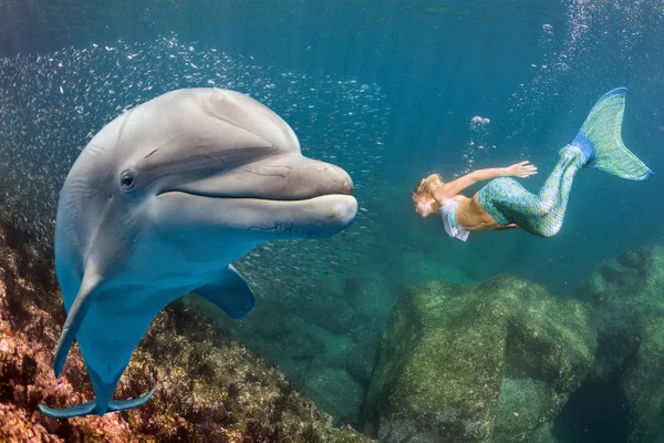 Delfín bajo el agua se encuentra con una sirena rubia — Foto de Stock