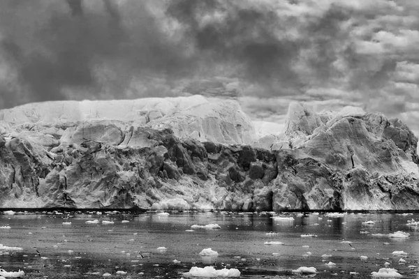 Svalbard Spitzbergen'deki Adası buzulun görünümü — Stok fotoğraf